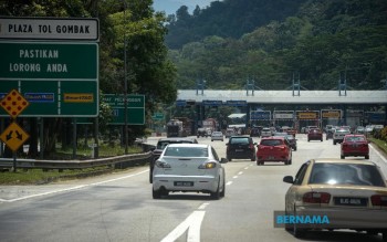 Circulation fluide sur les principales autoroutes menant à Kuala Lumpur le premier jour du Ramadan