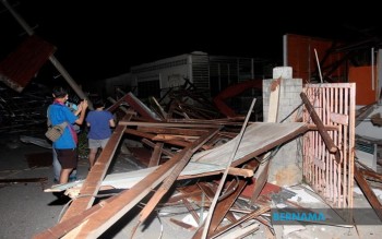 Des centaines de maisons endommagées par une tempête ressemblant à une tornade à Ipoh
